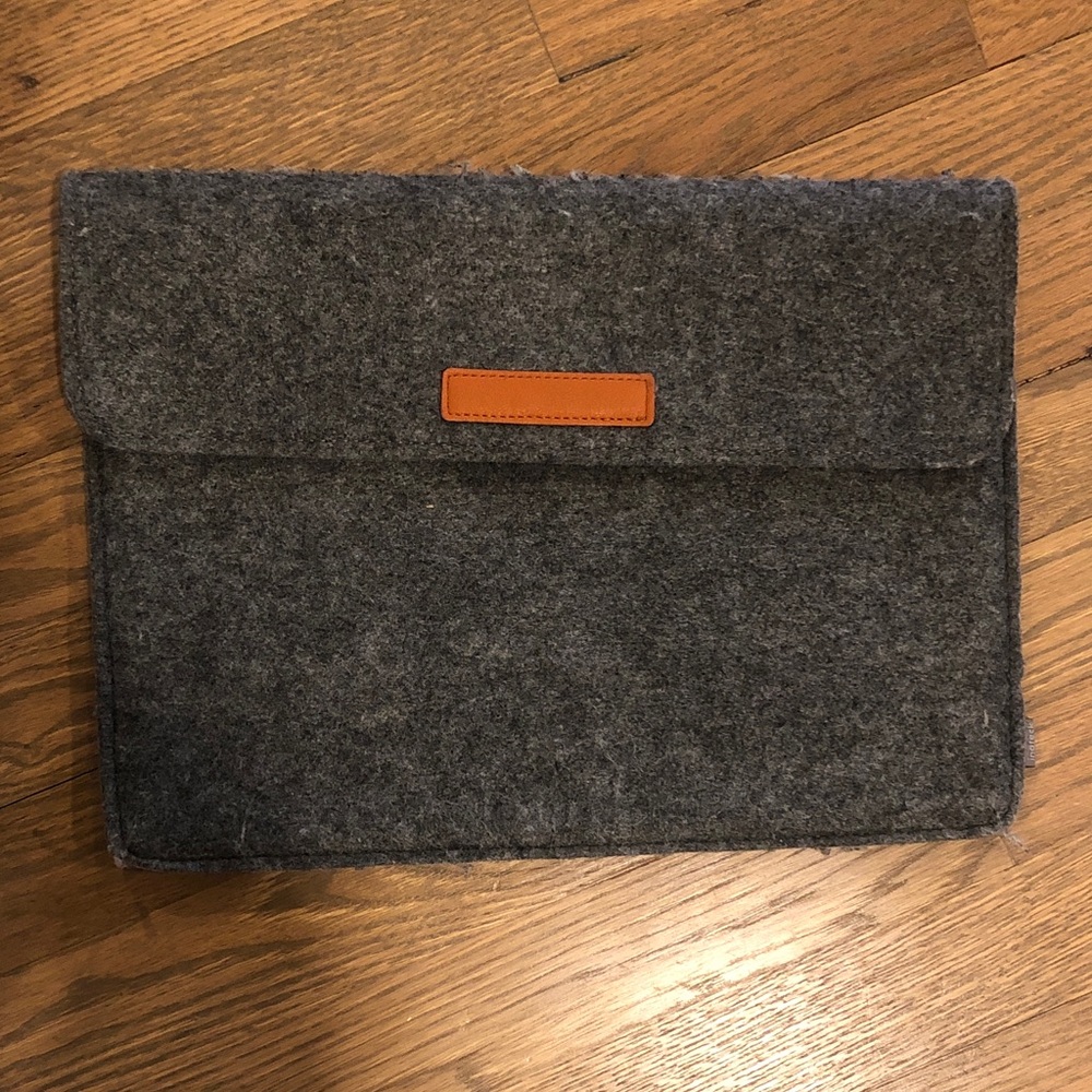 Inateck 13"-13.3" Gray Felt Laptop Sleeve with Brown Accent
